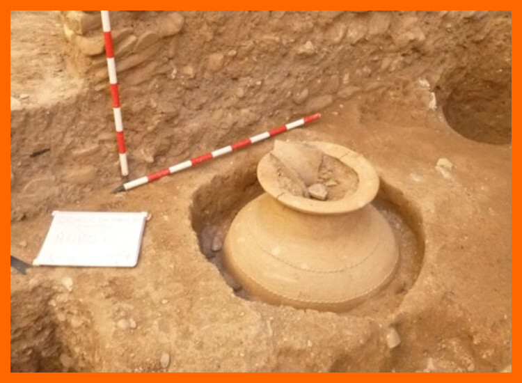 ¿Cómo se aborda la gestión de materiales y hallazgos desde la excavación hasta su conservación?