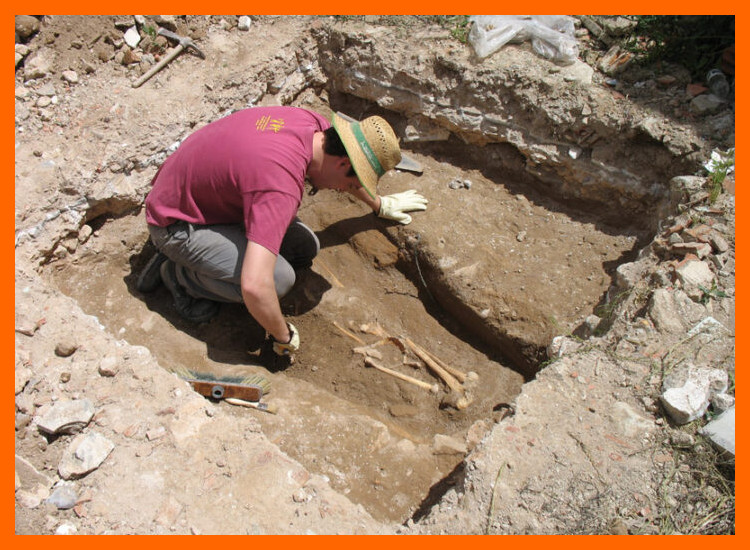 ¿En qué consiste una estrategia de excavación arqueológica específicamente diseñada para la recuperación y documentación de contextos materiales coloniales en áreas urbanas?