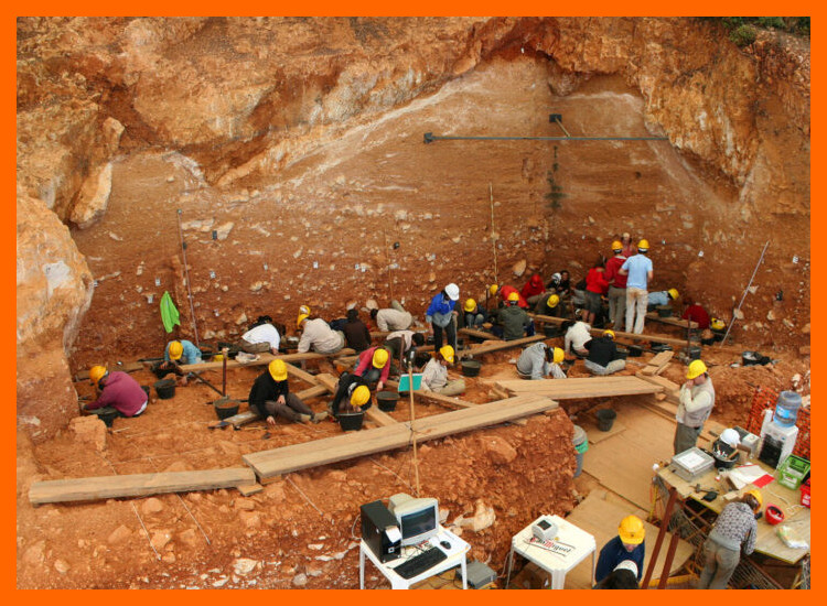 ¿En qué consisten las principales metodologías de excavación arqueológica aplicadas y adaptadas para el trabajo en entornos de gran altitud, como los de la sierra norte ecuatoriana?