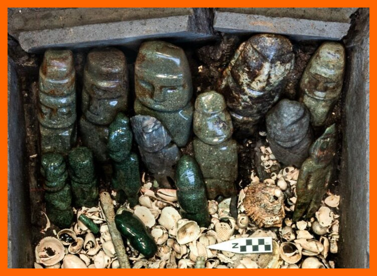 ¿En qué contextos arqueológicos (tumbas, ofrendas, depósitos especiales) se han encontrado las hachas ceremoniales en los sitios costeros del Ecuador prehispánico?