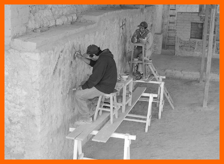 ¿Qué consideraciones especiales requiere la conservación de materiales arqueológicos en estos sitios?