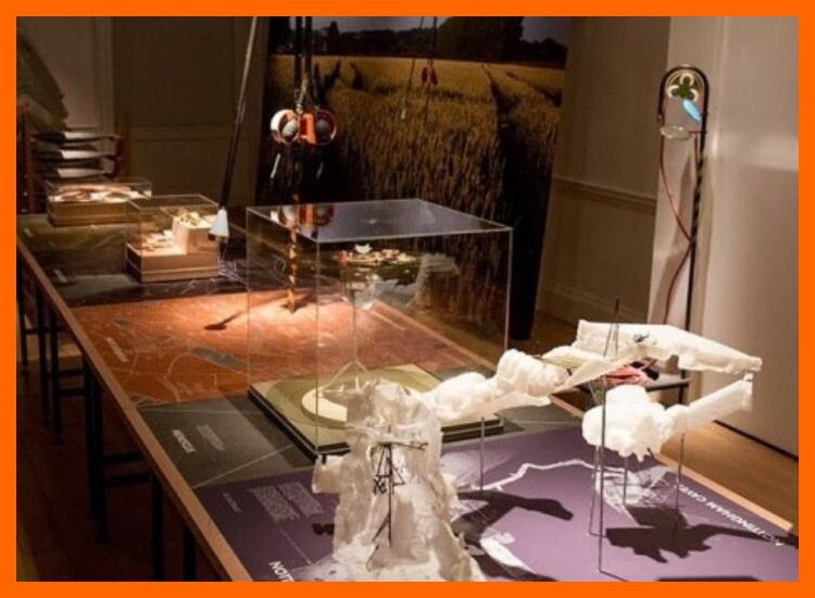 ¿Qué desafíos específicos presenta la museografía interactiva para artefactos arqueológicos?