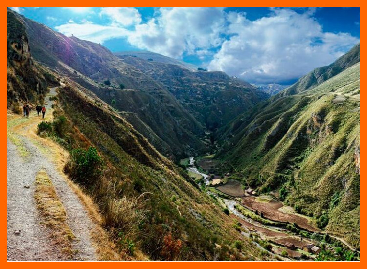 ¿Qué es exactamente el Qhapaq Ñan y por qué se considera patrimonio inmaterial en Ecuador?