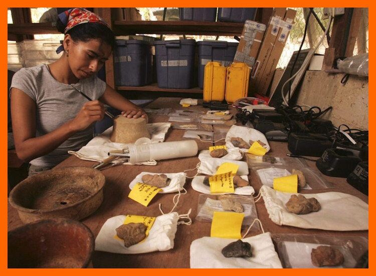 ¿Qué evidencias clave busca un arqueólogo en la excavación para entender la especialización en la fabricación de puntas?
