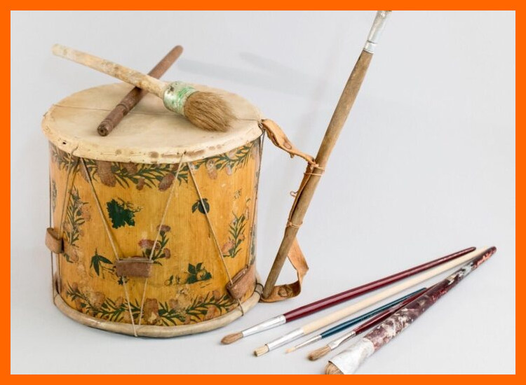 ¿Qué instrumentos musicales se pueden identificar en las representaciones de estas figurillas?