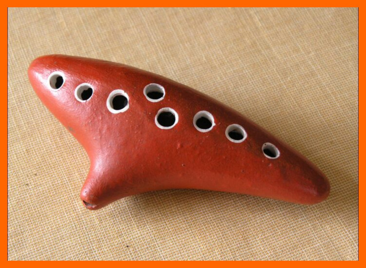 ¿Qué tipos específicos de flautas y ocarinas se han identificado en el registro arqueológico musical del Ecuador precolombino?